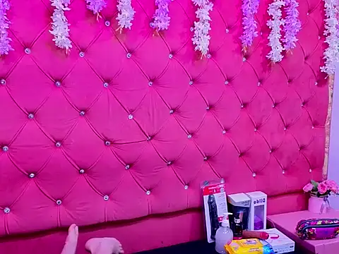 Nanis James online show from October 16, 2025, 2:53 am