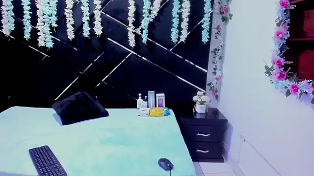 Nanis James online show from February 12, 2026, 3:17 am