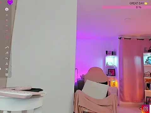 isa-gomez online show from October 22, 2025, 1:27 am