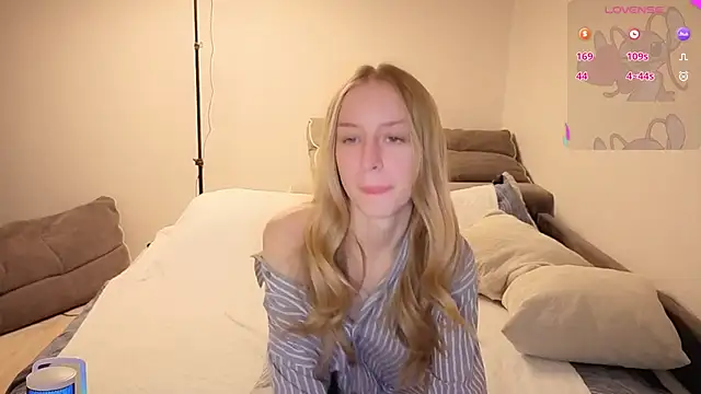 Snapshot of Sweet_xx_Gold chatting on November 18, 2025, 7:17 pm Sweet xx Gold online show from November 18, 2025, 7:17 pm