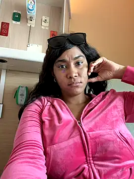 Snapshot of LuckyKhloe chatting on October 5, 2025, 6:31 pm LuckyKhloe online show from October 5, 2025, 6:31 pm