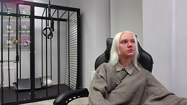 Laura Chaplin online show from November 12, 2025, 5:39 pm