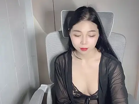Strawberry18x online show from October 3, 2025, 5:36 pm