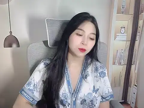 Strawberry18x online show from September 28, 2025, 1:07 pm