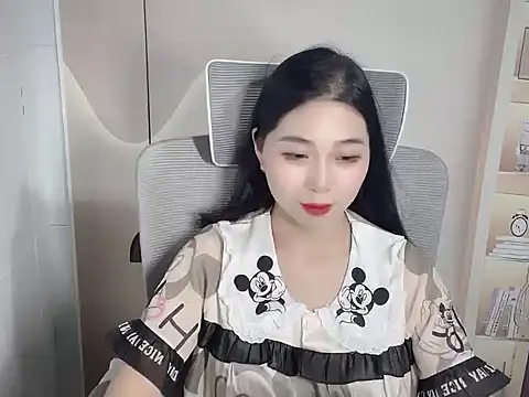 Strawberry18x online show from October 6, 2025, 4:57 am