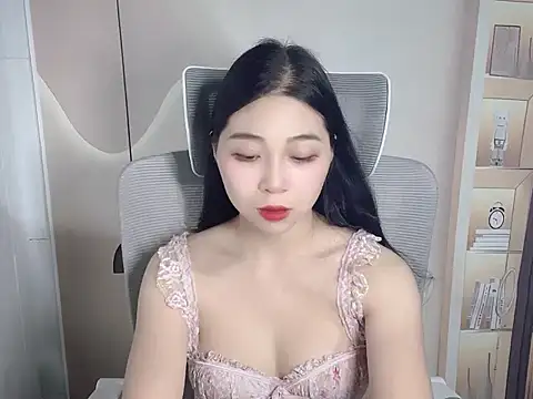 Strawberry18x online show from October 3, 2025, 5:31 am