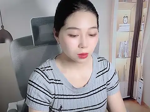 Strawberry18x online show from September 22, 2025, 7:58 am
