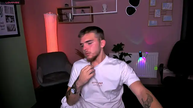 aron black  online show from October 29, 2025, 8:19 pm