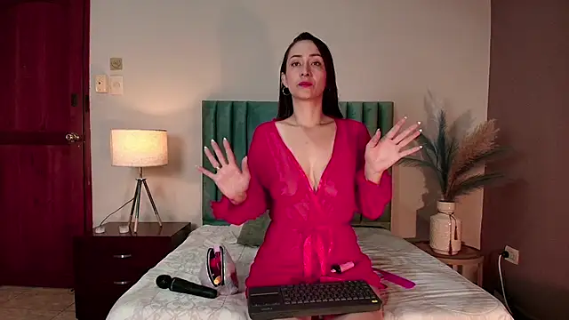 Snapshot of DaphneBeaumont chatting on October 13, 2025, 12:18 pm DaphneBeaumont online show from October 13, 2025, 12:18 pm