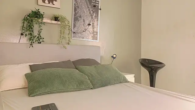 Nickifox   online show from October 21, 2025, 7:24 pm