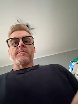 Axl hot online show from March 13, 2026, 10:31 am