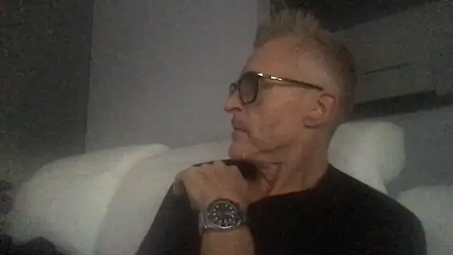 Axl hot online show from September 25, 2025, 4:35 pm