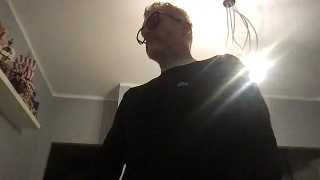 Axl hot online show from January 15, 2026, 4:21 pm