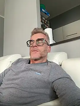 Axl hot online show from March 4, 2026, 1:08 pm