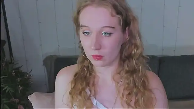 Snapshot of Astra_mluse chatting on October 18, 2025, 4:20 pm Astra mluse online show from October 18, 2025, 4:20 pm