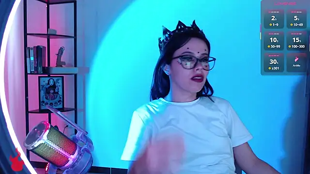 girldom online show from November 19, 2025, 5:13 pm