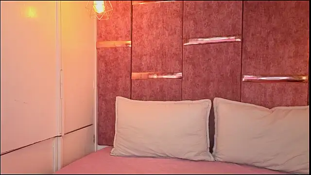 Snapshot of maddy1y_ chatting on February 5, 2026, 12:01 pm maddy1y online show from February 5, 2026, 12:01 pm