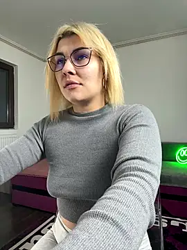 MiaKiittyy online show from December 19, 2025, 4:53 pm