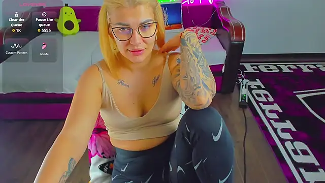 MiaKiittyy online show from November 29, 2025, 1:17 am