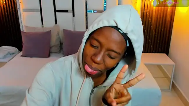  emma willliams  online show from December 15, 2025, 1:39 pm