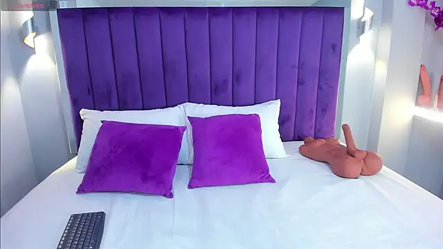 ElaraDusk online show from October 18, 2025, 4:47 am