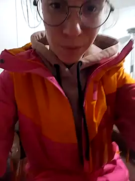 Snapshot of HoneySquirrel chatting on December 5, 2025, 4:05 pm HoneySquirrel online show from December 5, 2025, 4:05 pm