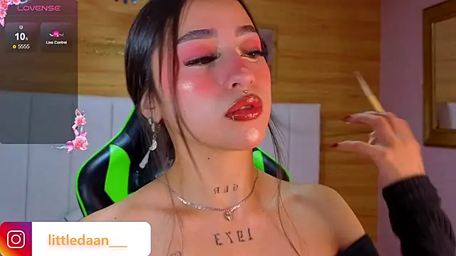 Abril Velvet a  online show from December 20, 2025, 12:52 pm