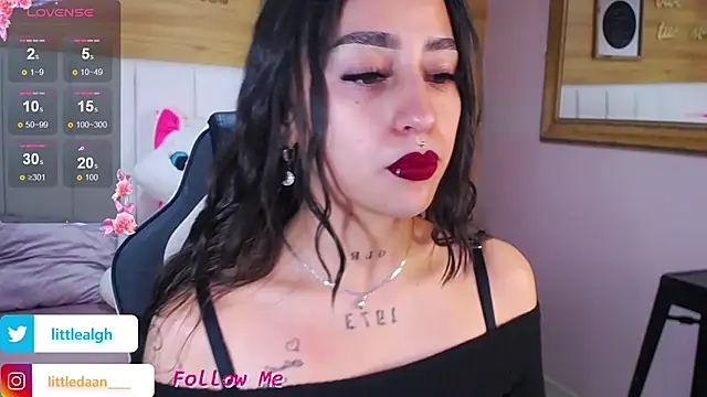 Abril Velvet a  online show from October 21, 2025, 7:35 pm