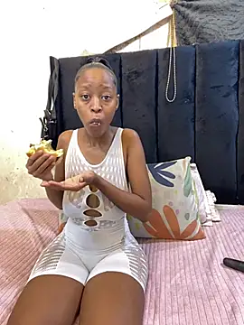 LonelyQueenxx25 online show from March 13, 2026, 8:36 pm