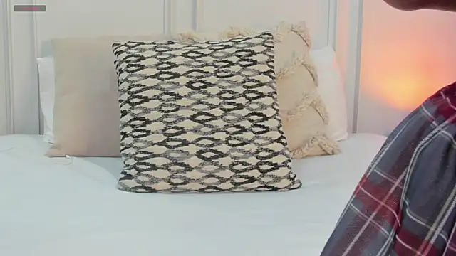 CharlotteBrownn  online show from June 17, 2026, 2:33 am