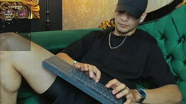 Snapshot of AlessandroKiing chatting on July 14, 2026, 8:04 pm AlessandroKiing online show from July 14, 2026, 8:04 pm