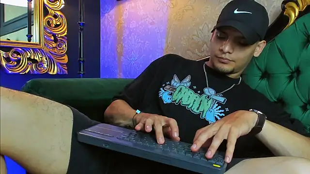 Snapshot of AlessandroKiing chatting on July 18, 2026, 11:13 pm AlessandroKiing online show from July 18, 2026, 11:13 pm