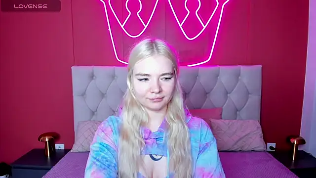 RuthBryant online show from September 16, 2025, 1:39 am