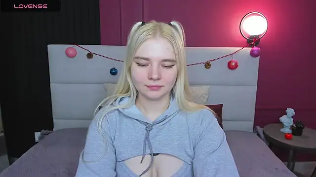 RuthBryant online show from December 15, 2025, 12:38 am