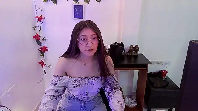 lia montserrat online show from September 29, 2025, 12:33 pm