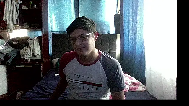 yesitwink  online show from December 18, 2025, 6:23 pm