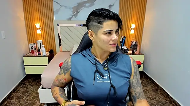 KAROLLJONES1 online show from January 16, 2026, 8:02 pm