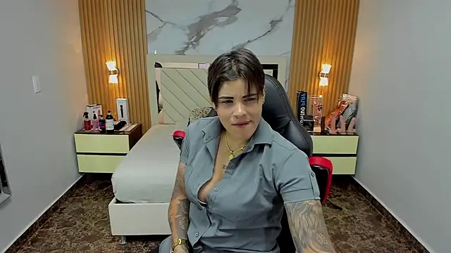 KAROLLJONES1 online show from November 1, 2025, 7:30 pm