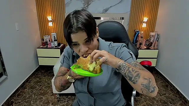 KAROLLJONES1 online show from November 6, 2025, 8:02 pm