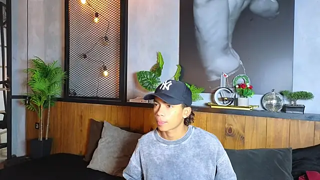 AlanCutee online show from May 10, 2026, 1:04 pm