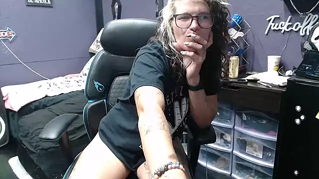 Snapshot of oddywithabody chatting on October 15, 2025, 6:22 am oddywithabody online show from October 15, 2025, 6:22 am