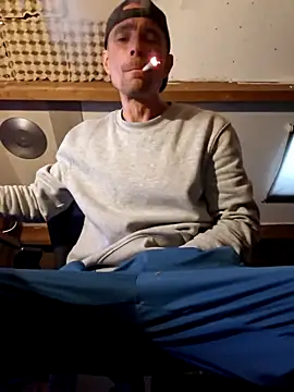 Snapshot of kompiee chatting on November 15, 2025, 7:45 am kompiee online show from November 15, 2025, 7:45 am