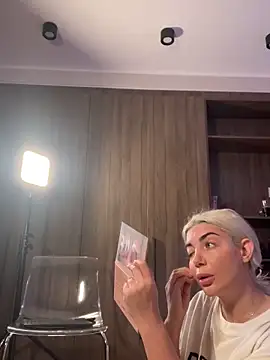 ElsaSinn online show from November 5, 2025, 3:42 am