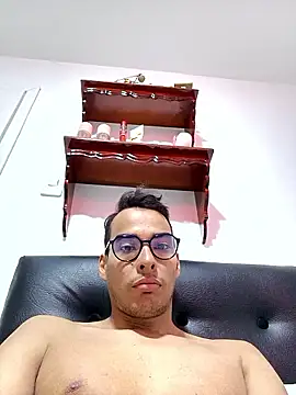 CarlosGris online show from April 17, 2026, 3:48 pm