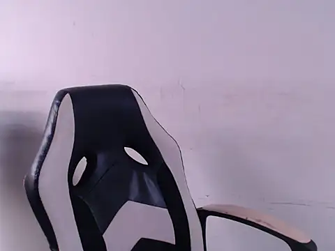 Snapshot of CloeStron chatting on November 26, 2025, 3:23 pm CloeStron online show from November 26, 2025, 3:23 pm