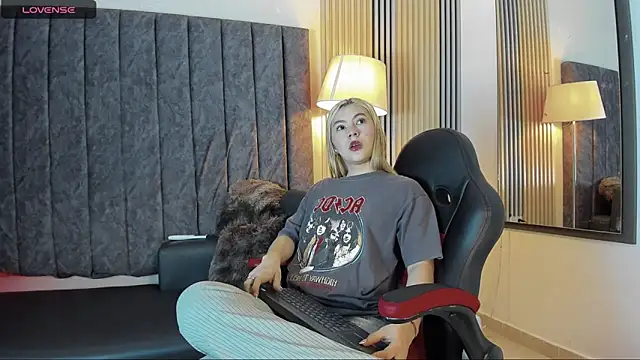 rubby lux online show from November 21, 2025, 5:12 pm