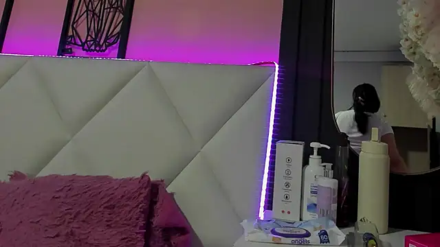 veronica hill  online show from November 11, 2025, 3:01 am