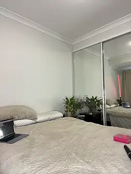 louiseberkeley online show from June 3, 2026, 3:29 am