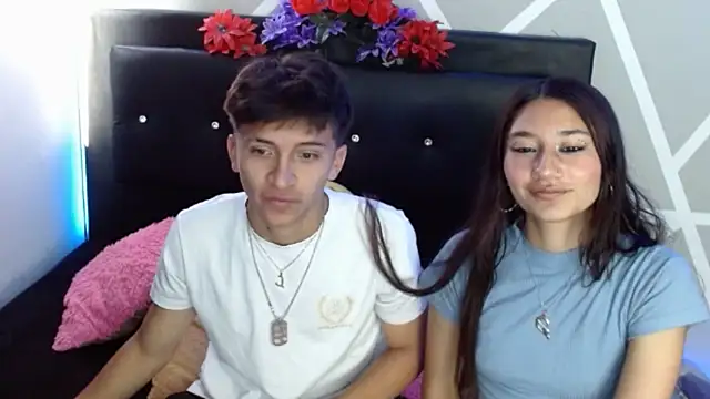 Snapshot of COZY7COUPLE chatting on September 22, 2025, 11:27 am COZY7COUPLE online show from September 22, 2025, 11:27 am