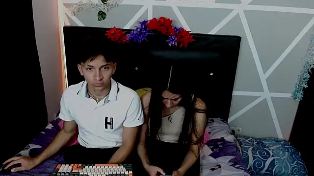Snapshot of COZY7COUPLE chatting on October 2, 2025, 12:03 am COZY7COUPLE online show from October 2, 2025, 12:03 am